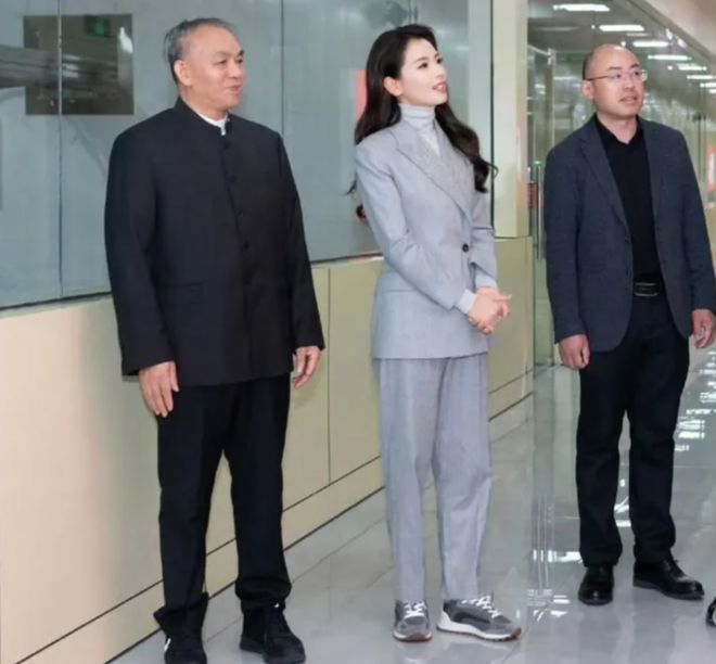 标准的干部风简直绝了不入编都可惜了！球盟会app刘涛也太正点了吧！一身(图1)