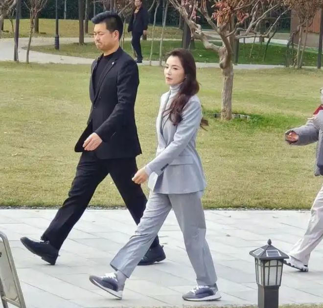 标准的干部风简直绝了不入编都可惜了！球盟会app刘涛也太正点了吧！一身(图3)